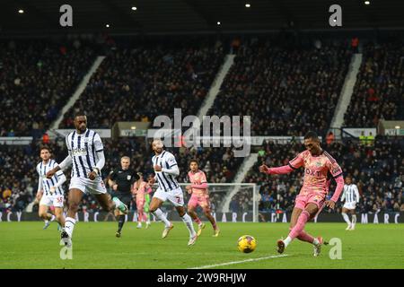 West Bromwich, Royaume-Uni. 29 décembre 2023. Jaidon Anthony #12 de Leeds United croise le ballon lors du Sky Bet Championship Match West Bromwich Albion vs Leeds United aux Hawthorns, West Bromwich, Royaume-Uni, le 29 décembre 2023 (photo de Gareth Evans/News Images) à West Bromwich, Royaume-Uni le 12/29/2023. (Photo Gareth Evans/News Images/Sipa USA) crédit : SIPA USA/Alamy Live News Banque D'Images