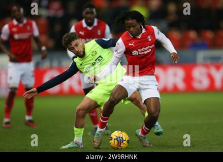 Adil Aouchiche de Sunderland s'en prend à Dexter Lembikisa de Rotherham United lors du Sky Bet Championship match entre Rotherham United et Sunderland au New York Stadium, Rotherham le vendredi 29 décembre 2023. (Photo : Michael Driver | MI News) crédit : MI News & Sport / Alamy Live News Banque D'Images