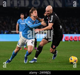 Naples, Italie. 29 décembre 2023. Alessio Zerbin (à gauche) de Naples défie Luca Caldirola de Monza lors du match de football italien Serie A entre Napoli et Monza à Naples, Italie, le 29 décembre 2023. Crédit : Alberto Lingria/Xinhua/Alamy Live News Banque D'Images