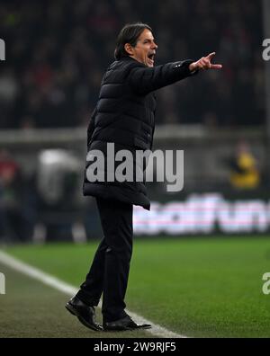 Gênes, Italie. 29 décembre 2023. Simone Inzaghi, entraîneur-chef du FC Inter, fait des gestes lors du match de football italien de Serie A entre Gênes et le FC Inter à Gênes, Italie, le 29 décembre 2023. Crédit : Augusto Casasoli/Xinhua/Alamy Live News Banque D'Images