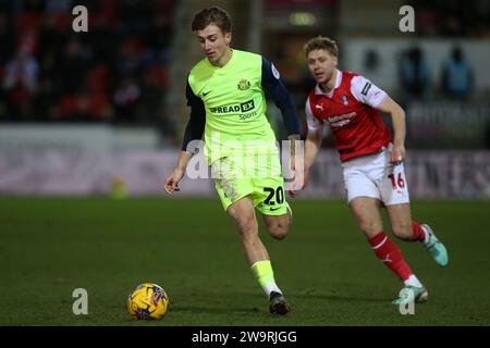 Jack Clarke de Sunderland se sépare de Jamie Lindsay de Rotherham United lors du match du championnat Sky Bet entre Rotherham United et Sunderland au New York Stadium, Rotherham le vendredi 29 décembre 2023. (Photo : Michael Driver | MI News) crédit : MI News & Sport / Alamy Live News Banque D'Images