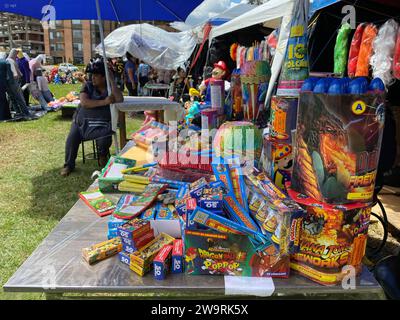 VENTA MONIGOTES AV 1 DE MAYO Cuenca 29 de diciembre 2023. Venta de monigotes y pirotecnia fria en la avenida 1 de mayo en Cuenca. API CUENCA AZUAY Ecuador soi-VENTAMONIGOTESAV1DEMAYO-7c120fbcaf434f9361518270f3b093cb *** VENTE MONIGOTES AV 1 DE MAYO Cuenca 29 décembre 2023 Vente de monigotes et pyrotechniques froides dans l'avenue 1 de MAYO à Cuenca API CuAPESOTAP097AY095203f36b203cAYVENTA3f36x Banque D'Images