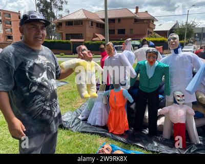 VENTA MONIGOTES AV 1 DE MAYO Cuenca 29 de diciembre 2023. Venta de monigotes y pirotecnia fria en la avenida 1 de mayo en Cuenca. API CUENCA AZUAY Ecuador soi-VENTAMONIGOTESAV1DEMAYO-058170cb1ae94f34d8523323401f26 *** VENTE MONIGOTES AV 1 DE MAYO CUENCA 29 décembre 2023 Vente de monigotes et pyrotechniques froides dans 1 de MAYO avenue à CUENCA API CUENCA CuES3223232323232323232332332340x85240x Copyright Banque D'Images