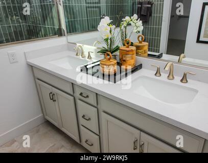 Salle de bains principale avec meuble-lavabo double et articles de décoration Banque D'Images