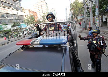 Dhaka, Wari, Bangladesh. 29 décembre 2023. Des membres des gardes-frontières du Bangladesh (BGB) se tiennent dans Une rue pour la 12e élection générale qui aura lieu à Dhaka, au Bangladesh, le 30 décembre 2023. Les fonctions de sécurité électorale ont commencé à aider à assurer une atmosphère pacifique et à maintenir l'ordre public dans tout le pays pour les élections du 7 janvier. Selon la Commission électorale du Bangladesh, la 12e élection générale est prévue le 7 janvier 2024 pour sélectionner les membres du Parlement national au Bangladesh. (Image de crédit : © Habibur Rahman/ZUMA Press Wire) USAGE ÉDITORIAL SEULEMENT! Non destiné à UN USAGE commercial ! CRE Banque D'Images