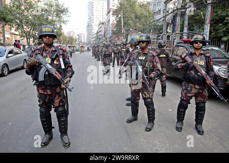 Dhaka, Wari, Bangladesh. 29 décembre 2023. Des membres des gardes-frontières du Bangladesh (BGB) se tiennent dans Une rue pour la 12e élection générale qui aura lieu à Dhaka, au Bangladesh, le 30 décembre 2023. Les fonctions de sécurité électorale ont commencé à aider à assurer une atmosphère pacifique et à maintenir l'ordre public dans tout le pays pour les élections du 7 janvier. Selon la Commission électorale du Bangladesh, la 12e élection générale est prévue le 7 janvier 2024 pour sélectionner les membres du Parlement national au Bangladesh. (Image de crédit : © Habibur Rahman/ZUMA Press Wire) USAGE ÉDITORIAL SEULEMENT! Non destiné à UN USAGE commercial ! CRE Banque D'Images