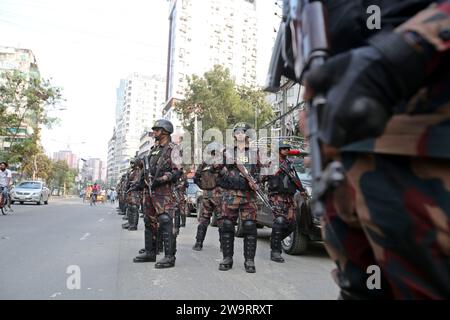 Dhaka, Wari, Bangladesh. 29 décembre 2023. Des membres des gardes-frontières du Bangladesh (BGB) se tiennent dans Une rue pour la 12e élection générale qui aura lieu à Dhaka, au Bangladesh, le 30 décembre 2023. Les fonctions de sécurité électorale ont commencé à aider à assurer une atmosphère pacifique et à maintenir l'ordre public dans tout le pays pour les élections du 7 janvier. Selon la Commission électorale du Bangladesh, la 12e élection générale est prévue le 7 janvier 2024 pour sélectionner les membres du Parlement national au Bangladesh. (Image de crédit : © Habibur Rahman/ZUMA Press Wire) USAGE ÉDITORIAL SEULEMENT! Non destiné à UN USAGE commercial ! CRE Banque D'Images