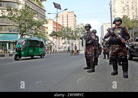 Dhaka, Wari, Bangladesh. 29 décembre 2023. Des membres des gardes-frontières du Bangladesh (BGB) se tiennent dans Une rue pour la 12e élection générale qui aura lieu à Dhaka, au Bangladesh, le 30 décembre 2023. Les fonctions de sécurité électorale ont commencé à aider à assurer une atmosphère pacifique et à maintenir l'ordre public dans tout le pays pour les élections du 7 janvier. Selon la Commission électorale du Bangladesh, la 12e élection générale est prévue le 7 janvier 2024 pour sélectionner les membres du Parlement national au Bangladesh. (Image de crédit : © Habibur Rahman/ZUMA Press Wire) USAGE ÉDITORIAL SEULEMENT! Non destiné à UN USAGE commercial ! CRE Banque D'Images