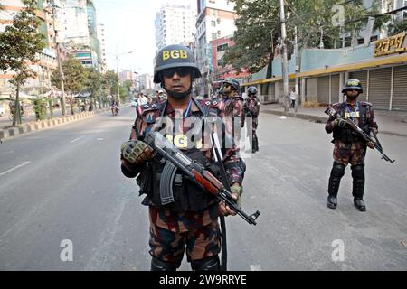 Dhaka, Wari, Bangladesh. 29 décembre 2023. Des membres des gardes-frontières du Bangladesh (BGB) se tiennent dans Une rue pour la 12e élection générale qui aura lieu à Dhaka, au Bangladesh, le 30 décembre 2023. Les fonctions de sécurité électorale ont commencé à aider à assurer une atmosphère pacifique et à maintenir l'ordre public dans tout le pays pour les élections du 7 janvier. Selon la Commission électorale du Bangladesh, la 12e élection générale est prévue le 7 janvier 2024 pour sélectionner les membres du Parlement national au Bangladesh. (Image de crédit : © Habibur Rahman/ZUMA Press Wire) USAGE ÉDITORIAL SEULEMENT! Non destiné à UN USAGE commercial ! CRE Banque D'Images