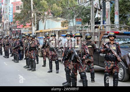 Dhaka, Wari, Bangladesh. 29 décembre 2023. Des membres des gardes-frontières du Bangladesh (BGB) se tiennent dans Une rue pour la 12e élection générale qui aura lieu à Dhaka, au Bangladesh, le 30 décembre 2023. Les fonctions de sécurité électorale ont commencé à aider à assurer une atmosphère pacifique et à maintenir l'ordre public dans tout le pays pour les élections du 7 janvier. Selon la Commission électorale du Bangladesh, la 12e élection générale est prévue le 7 janvier 2024 pour sélectionner les membres du Parlement national au Bangladesh. (Image de crédit : © Habibur Rahman/ZUMA Press Wire) USAGE ÉDITORIAL SEULEMENT! Non destiné à UN USAGE commercial ! CRE Banque D'Images