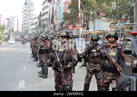 Dhaka, Wari, Bangladesh. 29 décembre 2023. Des membres des gardes-frontières du Bangladesh (BGB) se tiennent dans Une rue pour la 12e élection générale qui aura lieu à Dhaka, au Bangladesh, le 30 décembre 2023. Les fonctions de sécurité électorale ont commencé à aider à assurer une atmosphère pacifique et à maintenir l'ordre public dans tout le pays pour les élections du 7 janvier. Selon la Commission électorale du Bangladesh, la 12e élection générale est prévue le 7 janvier 2024 pour sélectionner les membres du Parlement national au Bangladesh. (Image de crédit : © Habibur Rahman/ZUMA Press Wire) USAGE ÉDITORIAL SEULEMENT! Non destiné à UN USAGE commercial ! CRE Banque D'Images