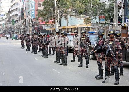 Dhaka, Wari, Bangladesh. 29 décembre 2023. Des membres des gardes-frontières du Bangladesh (BGB) se tiennent dans Une rue pour la 12e élection générale qui aura lieu à Dhaka, au Bangladesh, le 30 décembre 2023. Les fonctions de sécurité électorale ont commencé à aider à assurer une atmosphère pacifique et à maintenir l'ordre public dans tout le pays pour les élections du 7 janvier. Selon la Commission électorale du Bangladesh, la 12e élection générale est prévue le 7 janvier 2024 pour sélectionner les membres du Parlement national au Bangladesh. (Image de crédit : © Habibur Rahman/ZUMA Press Wire) USAGE ÉDITORIAL SEULEMENT! Non destiné à UN USAGE commercial ! CRE Banque D'Images