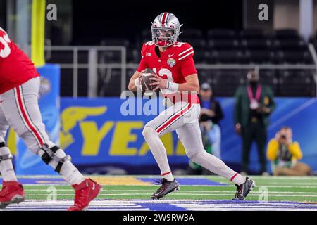 Arlington, Texas, États-Unis. 29 décembre 2023. Le quarterback Lincoln Kienholz (12 ans) des Buckeyes de l'Ohio State Buckeyes sort pour passer lors du match entre les Tigers du Missouri et les Buckeyes de l'Ohio State au AT&T Stadium d'Arlington, Texas. (Image de crédit : © Scott Stuart/ZUMA Press Wire) USAGE ÉDITORIAL SEULEMENT! Non destiné à UN USAGE commercial ! Banque D'Images