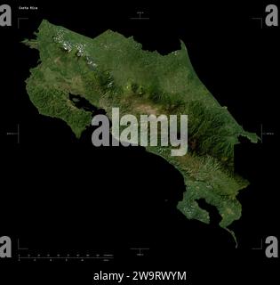 Forme d'une carte satellite à basse résolution du Costa Rica, avec échelle de distance et coordonnées de la frontière de la carte, isolé sur noir Banque D'Images
