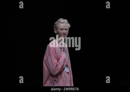 L'actrice britannique TILDA SWINTON donne une conférence de presse au Centre culturel Onassis à Athènes. Tilda Swinton, lauréate d'un Oscar, dans un défilé de mode rituel, mettant en vedette des costumes des films emblématiques de Pasolini : de « l'Évangile selon Saint Matthew" et "Arabian Nights" à "Salò, ou les 120 jours de Sodome." Banque D'Images