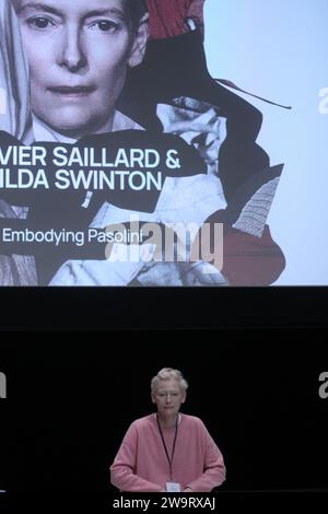 L'actrice britannique TILDA SWINTON donne une conférence de presse au Centre culturel Onassis à Athènes. Tilda Swinton, lauréate d'un Oscar, dans un défilé de mode rituel, mettant en vedette des costumes des films emblématiques de Pasolini : de « l'Évangile selon Saint Matthew" et "Arabian Nights" à "Salò, ou les 120 jours de Sodome." Banque D'Images