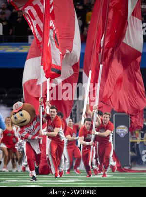 Arlington, Texas, États-Unis. 29 décembre 2023. L'équipe de Cheer de l'Ohio State amenant l'équipe sur le terrain (image de crédit : © Hoss McBain/ZUMA Press Wire) À USAGE ÉDITORIAL SEULEMENT! Non destiné à UN USAGE commercial ! Banque D'Images