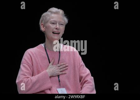 L'actrice britannique TILDA SWINTON donne une conférence de presse au Centre culturel Onassis à Athènes. Tilda Swinton, lauréate d'un Oscar, dans un défilé de mode rituel, mettant en vedette des costumes des films emblématiques de Pasolini : de « l'Évangile selon Saint Matthew" et "Arabian Nights" à "Salò, ou les 120 jours de Sodome." Banque D'Images