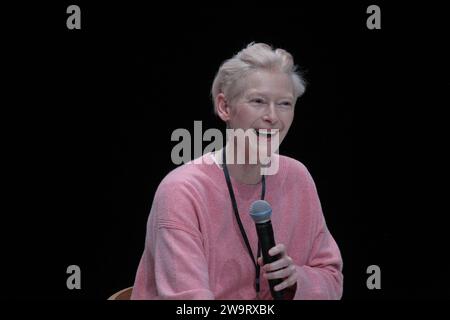 L'actrice britannique TILDA SWINTON donne une conférence de presse au Centre culturel Onassis à Athènes. Tilda Swinton, lauréate d'un Oscar, dans un défilé de mode rituel, mettant en vedette des costumes des films emblématiques de Pasolini : de « l'Évangile selon Saint Matthew" et "Arabian Nights" à "Salò, ou les 120 jours de Sodome." Banque D'Images