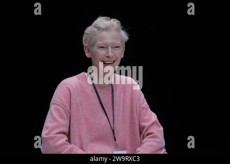 L'actrice britannique TILDA SWINTON donne une conférence de presse au Centre culturel Onassis à Athènes. Tilda Swinton, lauréate d'un Oscar, dans un défilé de mode rituel, mettant en vedette des costumes des films emblématiques de Pasolini : de « l'Évangile selon Saint Matthew" et "Arabian Nights" à "Salò, ou les 120 jours de Sodome." Banque D'Images