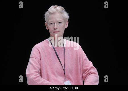 L'actrice britannique TILDA SWINTON donne une conférence de presse au Centre culturel Onassis à Athènes. Tilda Swinton, lauréate d'un Oscar, dans un défilé de mode rituel, mettant en vedette des costumes des films emblématiques de Pasolini : de « l'Évangile selon Saint Matthew" et "Arabian Nights" à "Salò, ou les 120 jours de Sodome." Banque D'Images