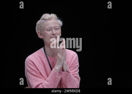 L'actrice britannique TILDA SWINTON donne une conférence de presse au Centre culturel Onassis à Athènes. Tilda Swinton, lauréate d'un Oscar, dans un défilé de mode rituel, mettant en vedette des costumes des films emblématiques de Pasolini : de « l'Évangile selon Saint Matthew" et "Arabian Nights" à "Salò, ou les 120 jours de Sodome." Banque D'Images