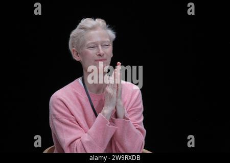 L'actrice britannique TILDA SWINTON donne une conférence de presse au Centre culturel Onassis à Athènes. Tilda Swinton, lauréate d'un Oscar, dans un défilé de mode rituel, mettant en vedette des costumes des films emblématiques de Pasolini : de « l'Évangile selon Saint Matthew" et "Arabian Nights" à "Salò, ou les 120 jours de Sodome." Banque D'Images