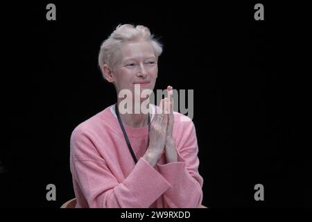 L'actrice britannique TILDA SWINTON donne une conférence de presse au Centre culturel Onassis à Athènes. Tilda Swinton, lauréate d'un Oscar, dans un défilé de mode rituel, mettant en vedette des costumes des films emblématiques de Pasolini : de « l'Évangile selon Saint Matthew" et "Arabian Nights" à "Salò, ou les 120 jours de Sodome." Banque D'Images