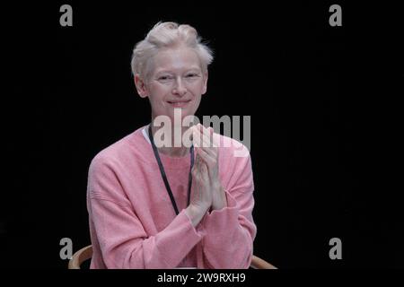 L'actrice britannique TILDA SWINTON donne une conférence de presse au Centre culturel Onassis à Athènes. Tilda Swinton, lauréate d'un Oscar, dans un défilé de mode rituel, mettant en vedette des costumes des films emblématiques de Pasolini : de « l'Évangile selon Saint Matthew" et "Arabian Nights" à "Salò, ou les 120 jours de Sodome." Banque D'Images