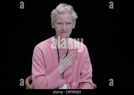 L'actrice britannique TILDA SWINTON donne une conférence de presse au Centre culturel Onassis à Athènes. Tilda Swinton, lauréate d'un Oscar, dans un défilé de mode rituel, mettant en vedette des costumes des films emblématiques de Pasolini : de « l'Évangile selon Saint Matthew" et "Arabian Nights" à "Salò, ou les 120 jours de Sodome." Banque D'Images