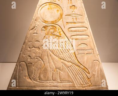 Turin, Italie - Mars 2023: Musée égyptien, Pyramidion avec Horus falcon - 1279 av. J.-C. Banque D'Images