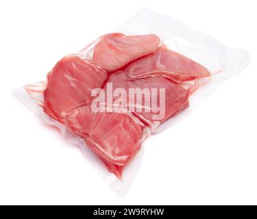 Gros plan morceaux de filet de thon emballés sous vide en plastique transparent pour préserver la fraîcheur isolée sur fond blanc Banque D'Images