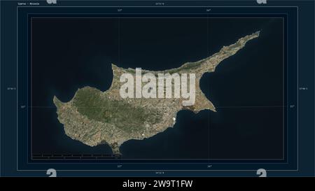 Chypre mis en évidence sur une carte satellite haute résolution avec le point de la capitale du pays, la grille cartographique, l'échelle de distance et la carte de coordination frontalière Banque D'Images