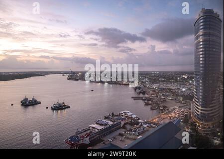 Dar es Salaam. 29 décembre 2023. Cette photo prise le 29 décembre 2023 montre le port de Dar es Salaam au lever du soleil à Dar es Salaam, Tanzanie. Crédit : Wang Guansen/Xinhua/Alamy Live News Banque D'Images