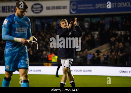 LONDRES, ANGLETERRE - 29 DÉCEMBRE : Zian Flemming de Millwall applaudit les fans après le match du championnat Sky Bet entre Millwall et Norwich City au Den le 29 décembre 2023 à Londres, Angleterre. (Photo de Dylan Hepworth/MB Media) Banque D'Images