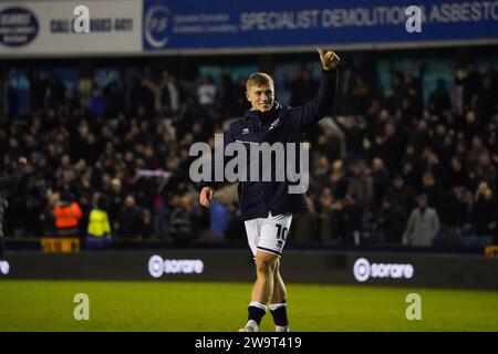 LONDRES, ANGLETERRE - 29 DÉCEMBRE : Zian Flemming de Millwall applaudit les fans après le match du championnat Sky Bet entre Millwall et Norwich City au Den le 29 décembre 2023 à Londres, Angleterre. (Photo de Dylan Hepworth/MB Media) Banque D'Images