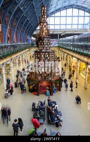 Les trains Eurostar ont de nouveau annulé aujourd'hui "parce qu'une partie de la voie est temporairement fermée près de Londres". Les passagers attendent et moulent vers hier alors que les trains Eurostar restaient inactifs à St Pancras à cause de l'eau dans un tunnel. Crédit : Mary-lu Bakker/Alamy Live News Banque D'Images