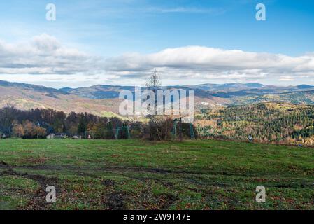 Vue depuis la colline Wielki Soszow dans les montagnes Beskid Slaski sur les frontières polono-tchèques pendant la belle journée d'automne Banque D'Images