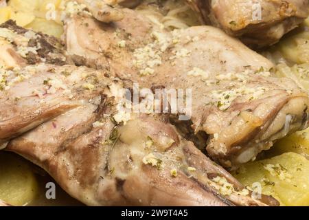 Gros plan d'un mets juteux et traditionnel de Noël : agneau succulent et assaisonné rôti à la perfection avec des herbes aromatiques et des épices. Banque D'Images