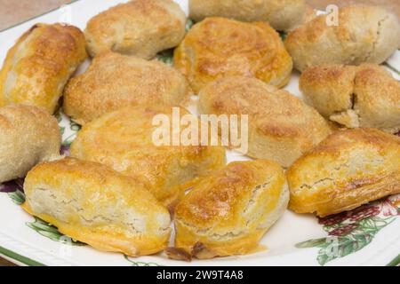 Pâte d'amande maison recouverte d'une croûte dorée : pâtisseries de Noël classiques, fraîchement cuites. Banque D'Images