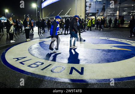 Les fans arrivent pour le match de Premier League entre Brighton et Hove Albion et Tottenham Hotspur à l'American Express Stadium , Brighton , Royaume-Uni - 28 décembre 2023 photo Simon Dack / Téléphoto Images à usage éditorial uniquement. Pas de merchandising. Pour les images de football des restrictions FA et Premier League s'appliquent inc. Aucune utilisation Internet/mobile sans licence FAPL - pour plus de détails contacter football Dataco Banque D'Images