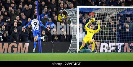 Guglielmo Vicario des Spurs sauve de Joao Pedro de Brighton pour les empêcher de prendre une avance de trois buts en première mi-temps lors du match de Premier League entre Brighton et Hove Albion et Tottenham Hotspur au American Express Stadium , Brighton , Royaume-Uni - 28 décembre 2023 photo Simon Dack / Téléphoto Images à usage éditorial uniquement. Pas de merchandising. Pour les images de football des restrictions FA et Premier League s'appliquent inc. Aucune utilisation Internet/mobile sans licence FAPL - pour plus de détails contacter football Dataco Banque D'Images