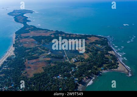 La vue aérienne de l'île Saint Martin, connue localement sous le nom de Narikel Jinjira, est la seule île de corail et l'un des plus célèbres sites touristiques de Bangl Banque D'Images