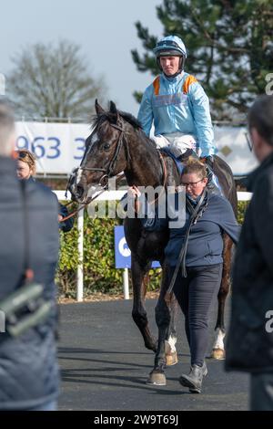 Glajou, entraîné par Paul Nicholls et monté par Harry Cobden, se classe troisième de la course-poursuite handicap de classe 3 à Wincanton, le 21 mars 2022 Banque D'Images