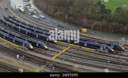 Les trains à grande vitesse Southeastern Railway dans les voies d'évitement de la gare internationale d'Ashford, dans le Kent, car les services Southeastern et Eurostar ont été annulés entre Ebbsfleet et St Pancras International en raison d'un tunnel inondé. Date de la photo : Samedi 30 décembre 2023. Banque D'Images