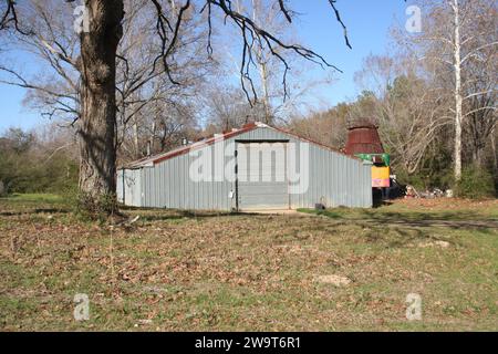 Petit bâtiment industriel en métal situé dans la zone rurale de l'est du Texas Banque D'Images