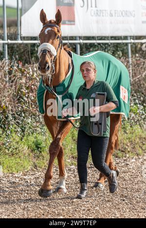 Le Big Red One, monté par Daniel Sansom et entraîné par Seamus Mullins, en course à Wincanton, le 21 mars 2022 Banque D'Images