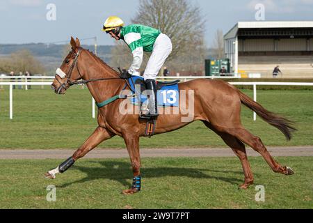 Le Big Red One, monté par Daniel Sansom et entraîné par Seamus Mullins, en course à Wincanton, le 21 mars 2022 Banque D'Images