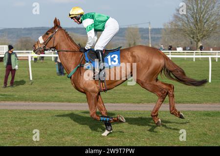 Le Big Red One, monté par Daniel Sansom et entraîné par Seamus Mullins, en course à Wincanton, le 21 mars 2022 Banque D'Images