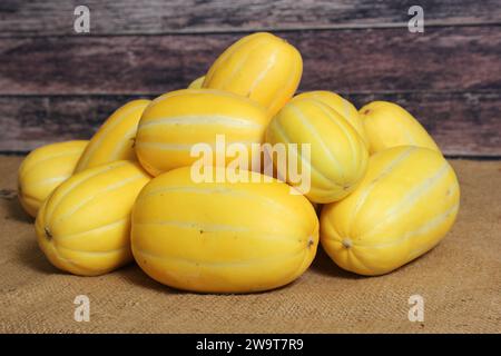 Récolte de melons d'été - melons coréens Ginkaku - Cucumis melo var. makuwa. Melons asiatiques frais Banque D'Images